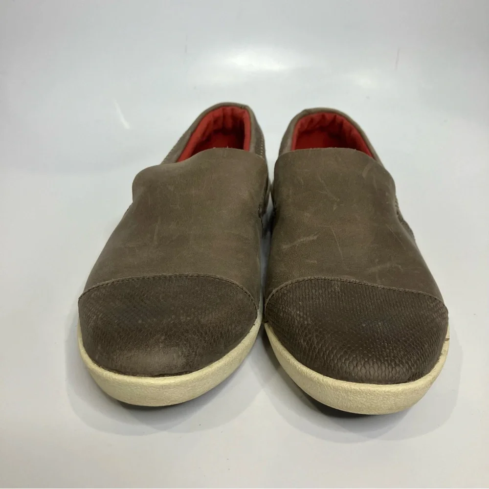 Olukai Alohi taupe leather slip on loafers womens size 7.5 casual neutral trendy